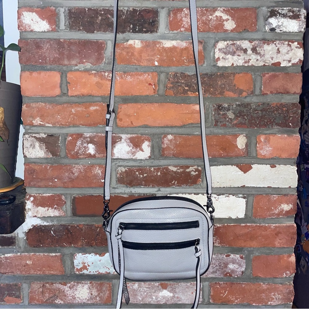 CHELSEA CAMERA CROSSBODY GRAY